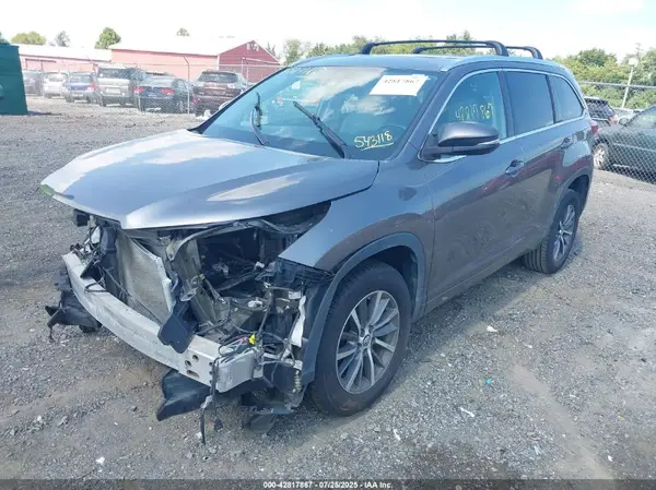 5TDKZRFH9JS543118 2018 TOYOTA HIGHLANDER - Image 2