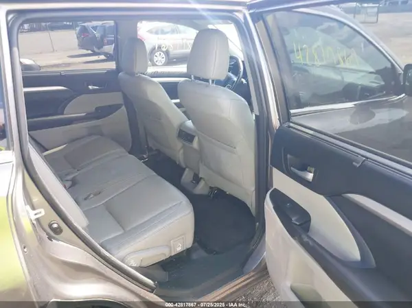 5TDKZRFH9JS543118 2018 TOYOTA HIGHLANDER - Image 8