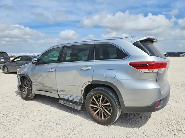 5TDKZRFH9JS543393 2018 TOYOTA HIGHLANDER - Image 2