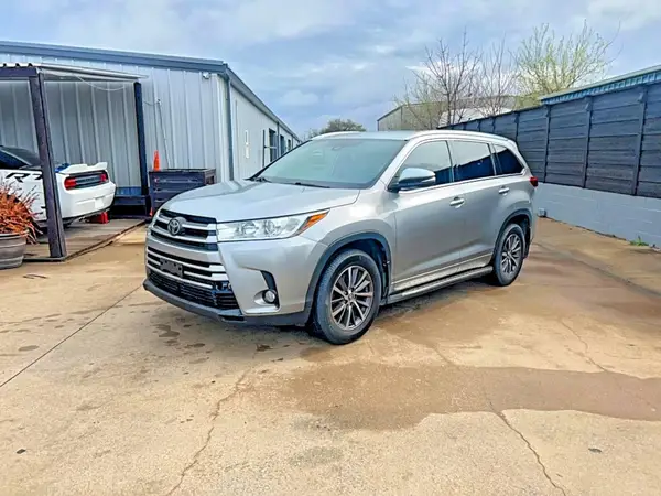 5TDKZRFH9JS546424 2018 TOYOTA HIGHLANDER - Image 2