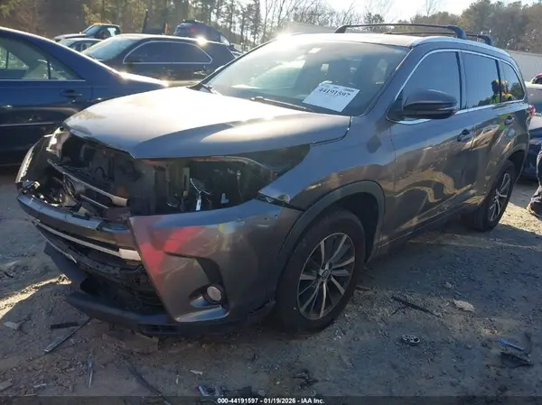 5TDKZRFH9JS547718 2018 TOYOTA HIGHLANDER - Image 2