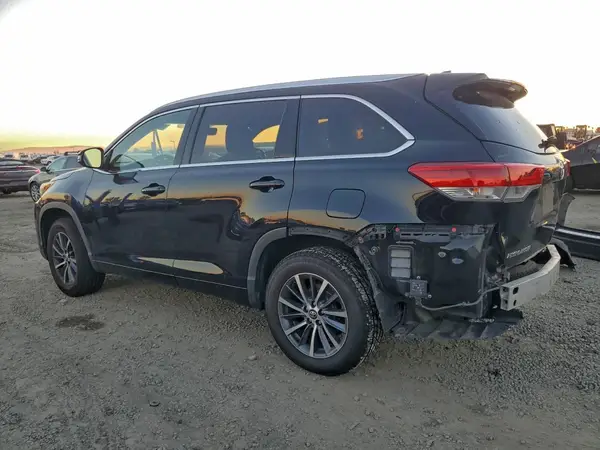 5TDKZRFH9JS547721 2018 TOYOTA HIGHLANDER - Image 2