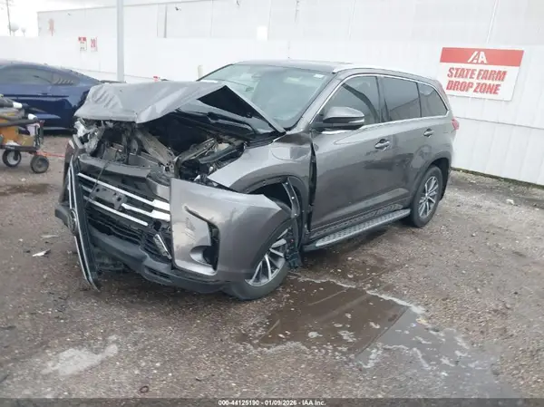 5TDKZRFH9JS547914 2018 TOYOTA HIGHLANDER - Image 2