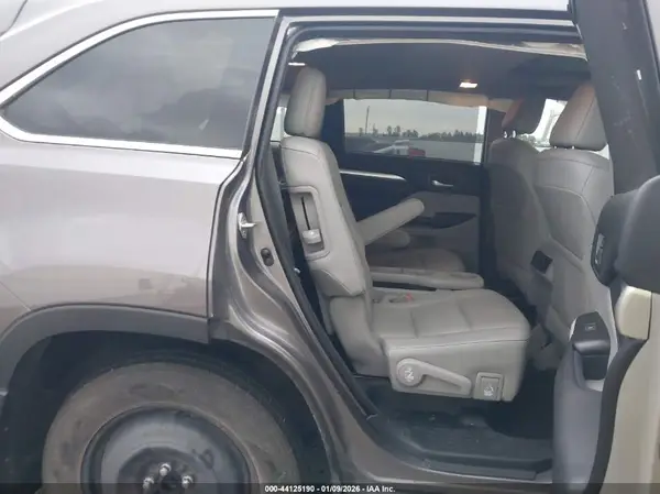 5TDKZRFH9JS547914 2018 TOYOTA HIGHLANDER - Image 8