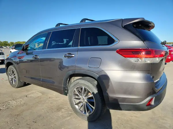 5TDKZRFH9JS548187 2018 TOYOTA HIGHLANDER - Image 2