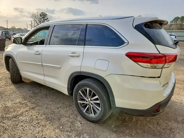5TDKZRFH9JS549422 2018 TOYOTA HIGHLANDER - Image 2