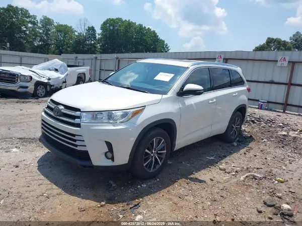 5TDKZRFH9JS550053 2018 TOYOTA HIGHLANDER - Image 2