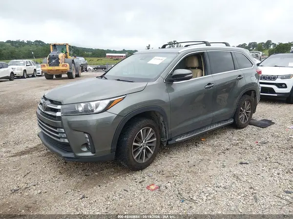 5TDKZRFH9KS298242 2019 TOYOTA HIGHLANDER - Image 2