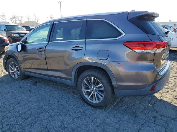 5TDKZRFH9KS307134 2019 TOYOTA HIGHLANDER - Image 2