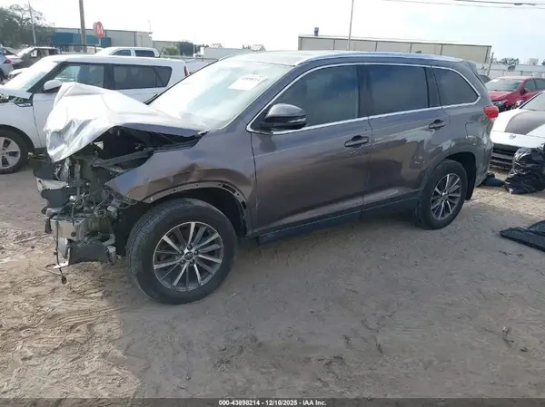 5TDKZRFH9KS322572 2019 TOYOTA HIGHLANDER - Image 2