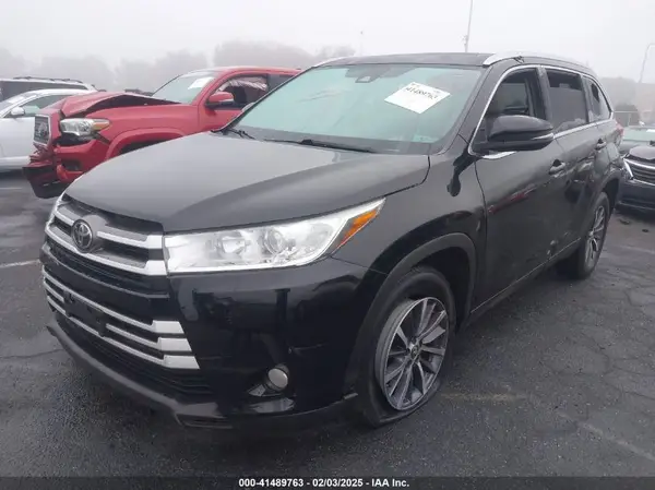 5TDKZRFH9KS327173 2019 TOYOTA HIGHLANDER - Image 2