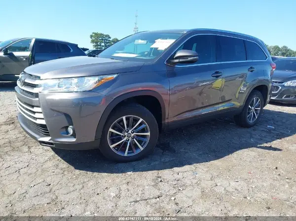5TDKZRFH9KS333586 2019 TOYOTA HIGHLANDER - Image 2