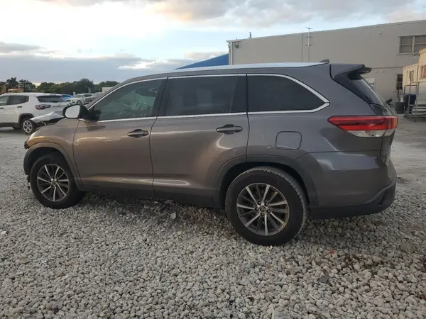 5TDKZRFH9KS349593 2019 TOYOTA HIGHLANDER - Image 2