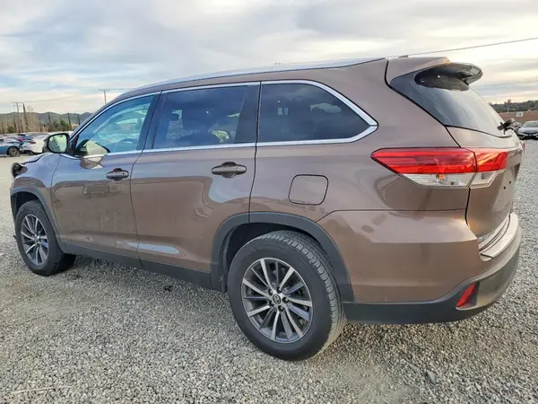 5TDKZRFH9KS355667 2019 TOYOTA HIGHLANDER - Image 2