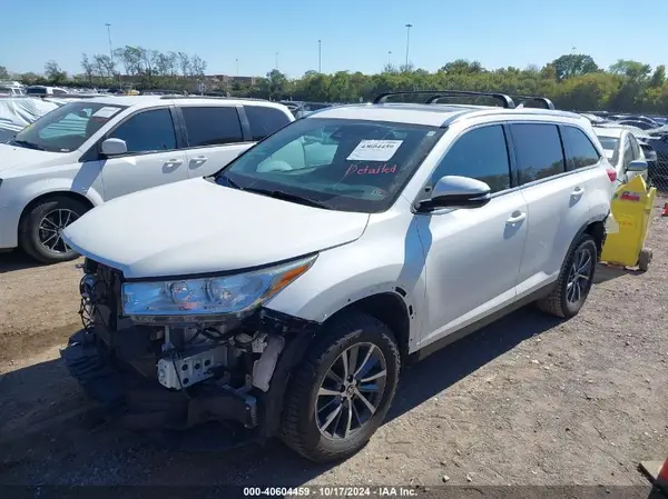 5TDKZRFH9KS369472 2019 TOYOTA HIGHLANDER - Image 2