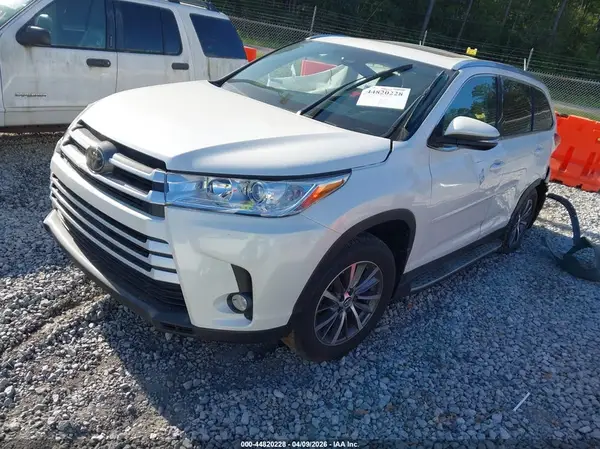 5TDKZRFH9KS550605 2019 TOYOTA HIGHLANDER - Image 2