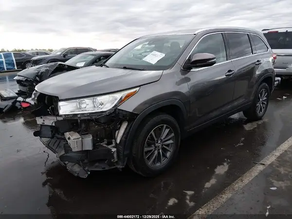 5TDKZRFH9KS551012 2019 TOYOTA HIGHLANDER - Image 2