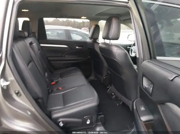 5TDKZRFH9KS551012 2019 TOYOTA HIGHLANDER - Image 8