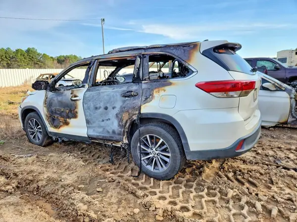 5TDKZRFH9KS551561 2019 TOYOTA HIGHLANDER - Image 2