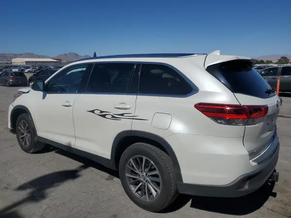 5TDKZRFH9KS552418 2019 TOYOTA HIGHLANDER - Image 2