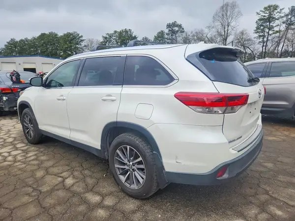 5TDKZRFH9KS555979 2019 TOYOTA HIGHLANDER - Image 2
