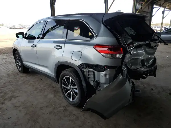 5TDKZRFH9KS557280 2019 TOYOTA HIGHLANDER - Image 2