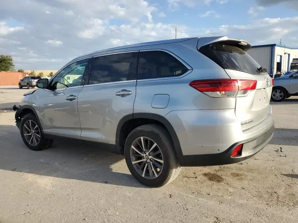 5TDKZRFH9KS557859 2019 TOYOTA HIGHLANDER - Image 2