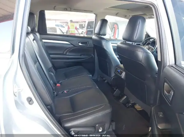 5TDKZRFH9KS559336 2019 TOYOTA HIGHLANDER - Image 8