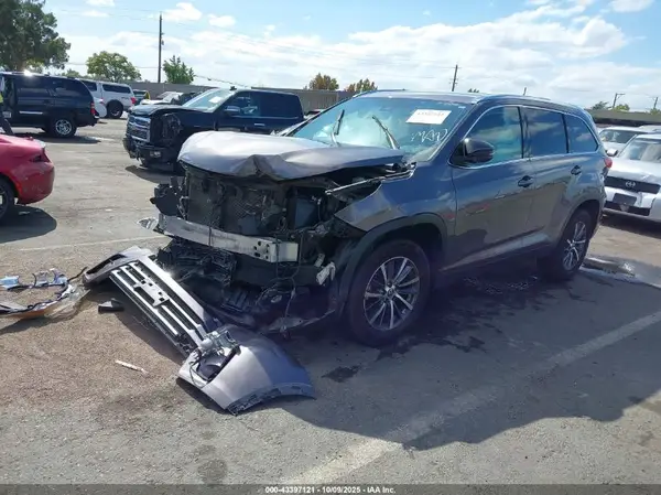 5TDKZRFH9KS560471 2019 TOYOTA HIGHLANDER - Image 2