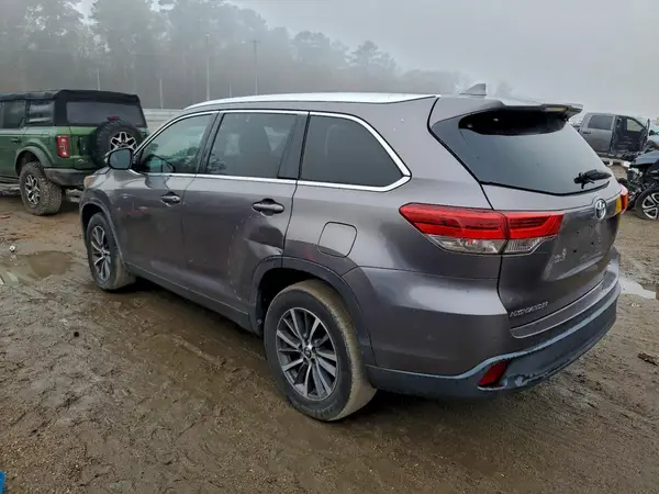 5TDKZRFH9KS560972 2019 TOYOTA HIGHLANDER - Image 2