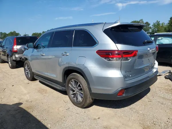 5TDKZRFH9KS565587 2019 TOYOTA HIGHLANDER - Image 2