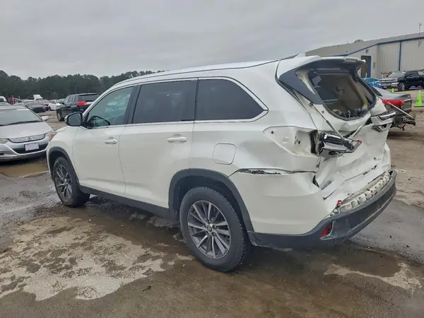 5TDKZRFH9KS566495 2019 TOYOTA HIGHLANDER - Image 2