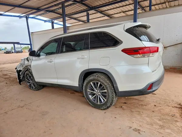 5TDKZRFH9KS568344 2019 TOYOTA HIGHLANDER - Image 2
