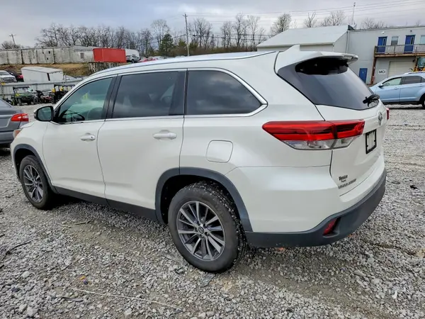 5TDKZRFH9KS570997 2019 TOYOTA HIGHLANDER - Image 2
