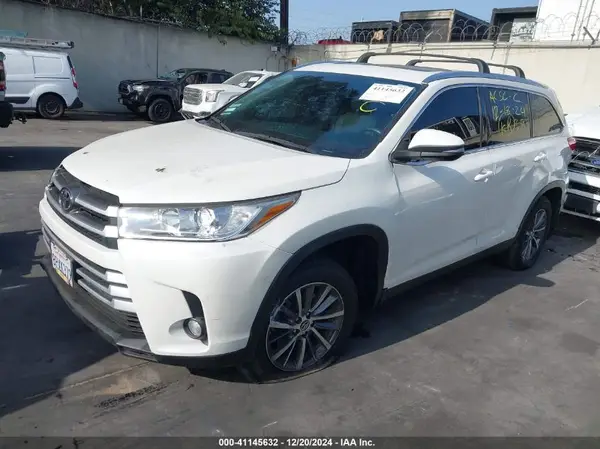 5TDKZRFH9KS572927 2019 TOYOTA HIGHLANDER - Image 2