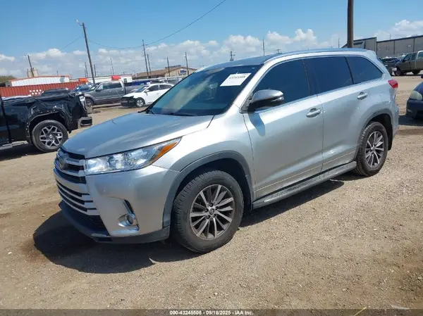 5TDKZRFHXHS188910 2017 TOYOTA HIGHLANDER - Image 2