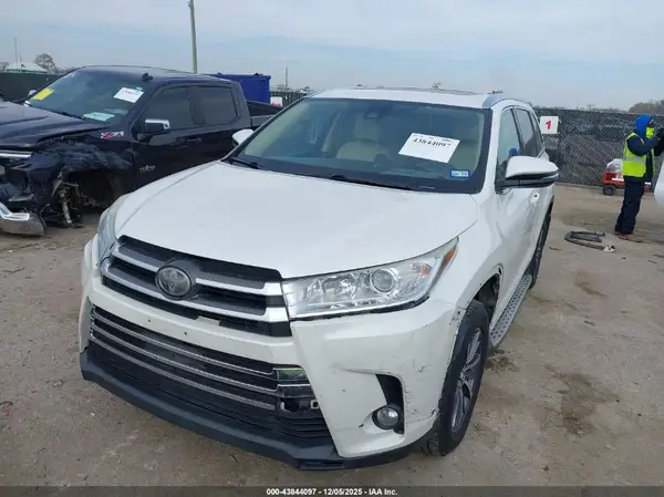 5TDKZRFHXHS189801 2017 TOYOTA HIGHLANDER - Image 2