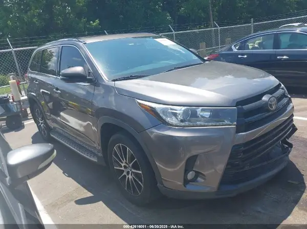 5TDKZRFHXHS200344 2017 TOYOTA HIGHLANDER - Image 1