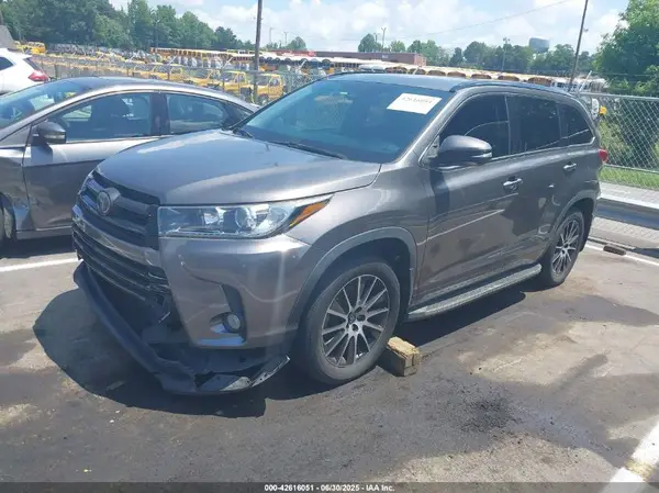 5TDKZRFHXHS200344 2017 TOYOTA HIGHLANDER - Image 2