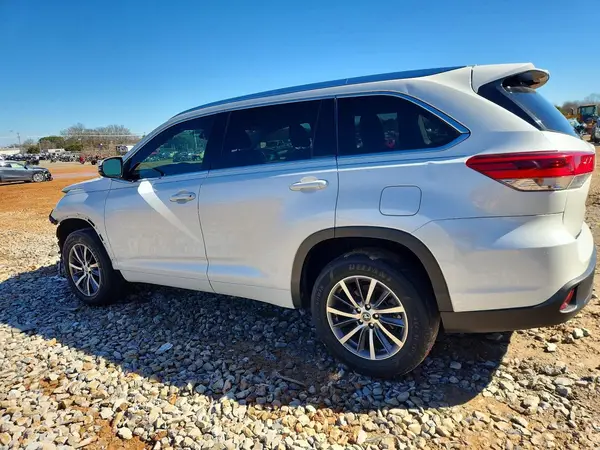 5TDKZRFHXHS213028 2017 TOYOTA HIGHLANDER - Image 2