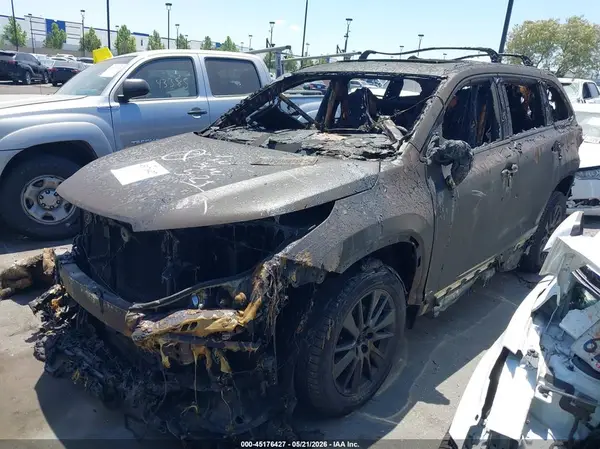 5TDKZRFHXHS509537 2017 TOYOTA HIGHLANDER - Image 2