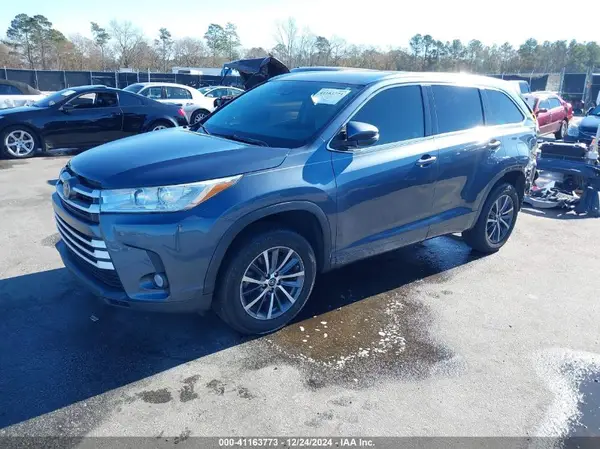 5TDKZRFHXHS509666 2017 TOYOTA HIGHLANDER - Image 2