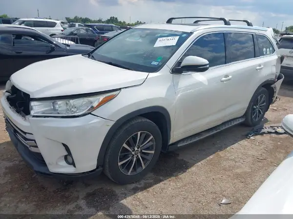 5TDKZRFHXHS511157 2017 TOYOTA HIGHLANDER - Image 2