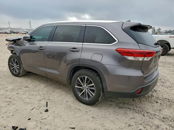 5TDKZRFHXHS518559 2017 TOYOTA HIGHLANDER - Image 2