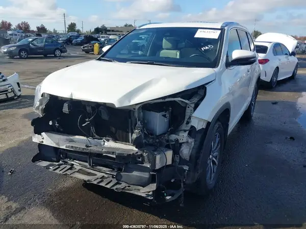 5TDKZRFHXHS519520 2017 TOYOTA HIGHLANDER - Image 2