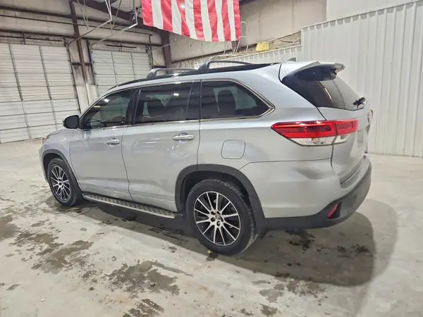 5TDKZRFHXHS520649 2017 TOYOTA HIGHLANDER - Image 2