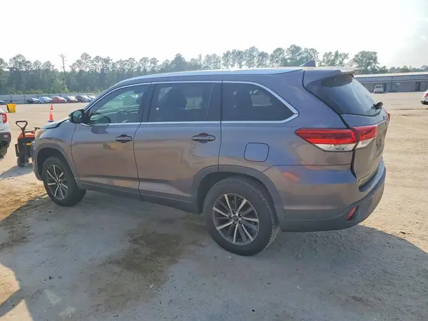 5TDKZRFHXHS525074 2017 TOYOTA HIGHLANDER - Image 2