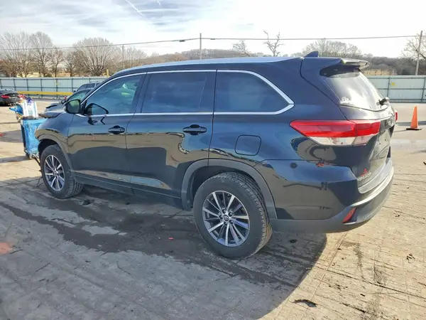 5TDKZRFHXHS525656 2017 TOYOTA HIGHLANDER - Image 2