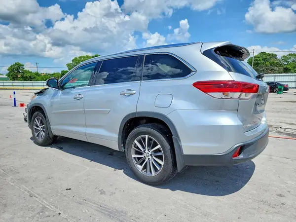 5TDKZRFHXJS257875 2018 TOYOTA HIGHLANDER - Image 2