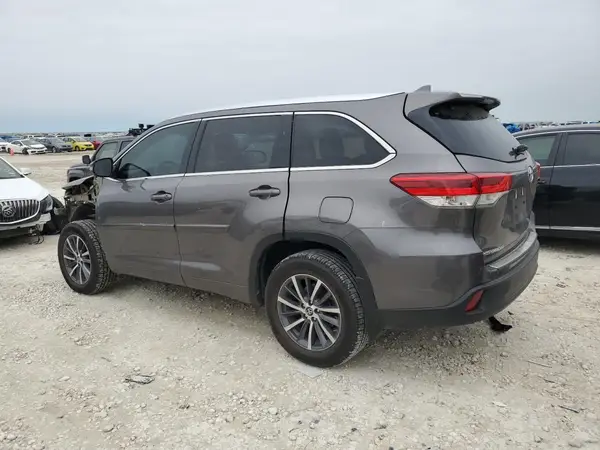 5TDKZRFHXJS262347 2018 TOYOTA HIGHLANDER - Image 2